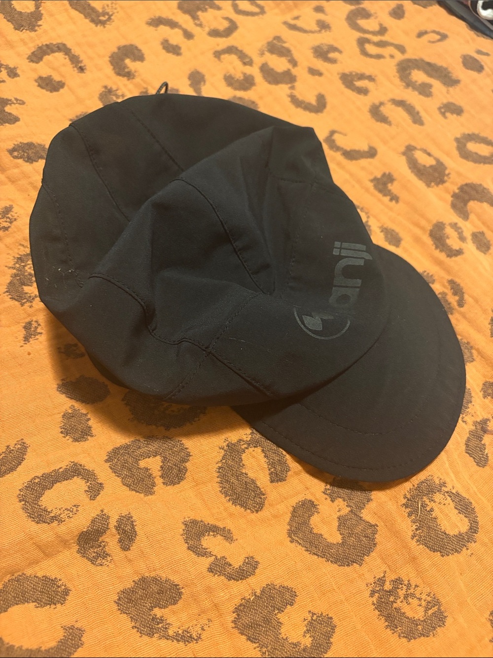 Janji running hat with bungee back - Picture 5 of 6